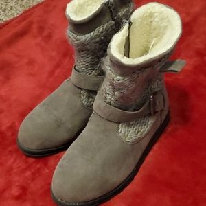 Mukluks gray and blue size 7 boots